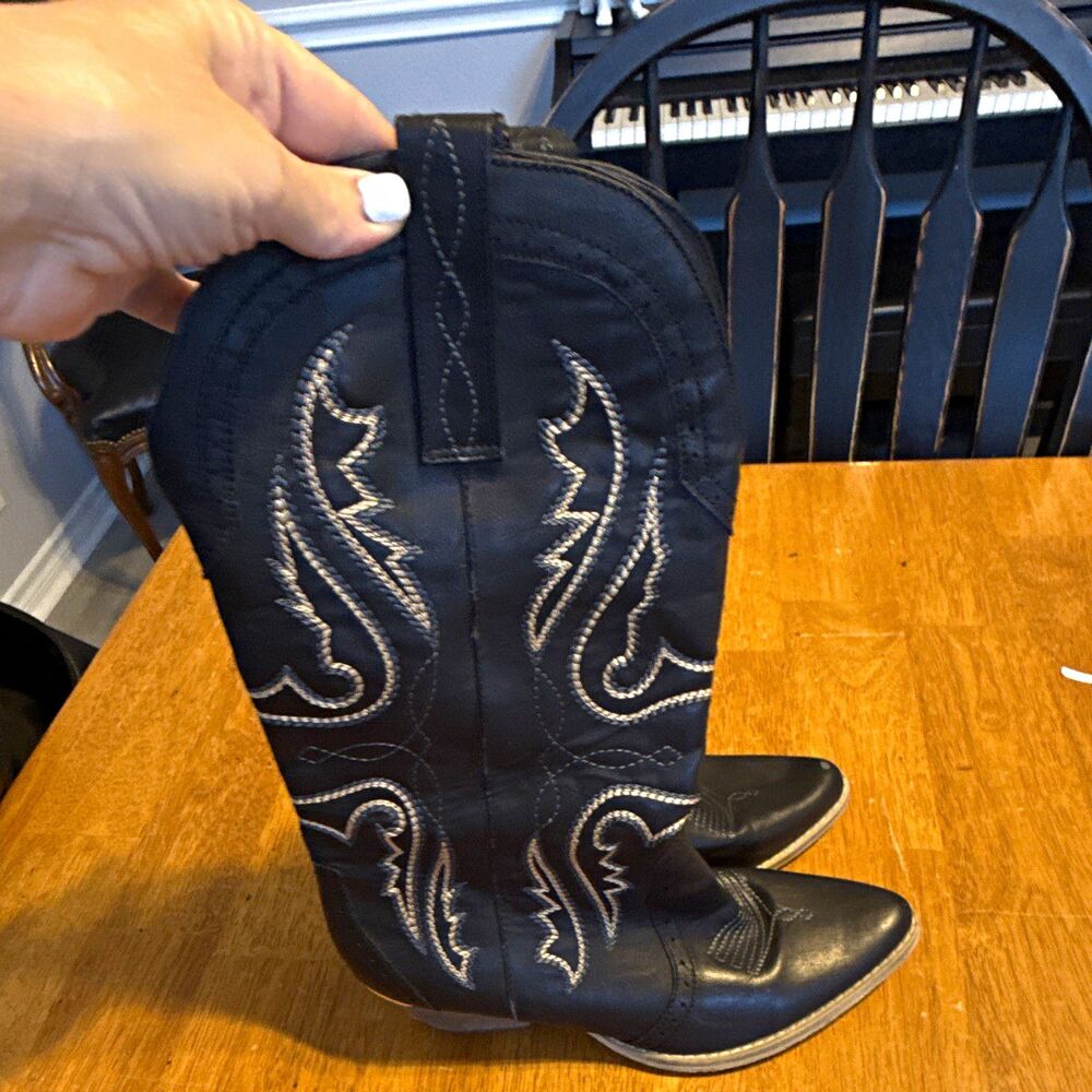 Very Volatile Women’s 10 Black Embroidered Western Cowboy Boots Pointed Toe